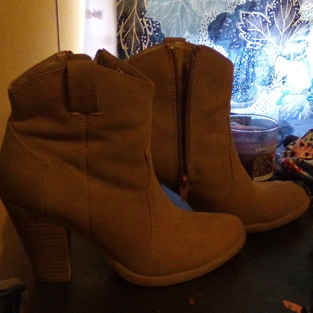 Size 7 American Eagle boots